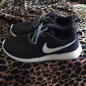 Black and white nike roshe